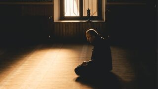 رجل يصلي في المسجد