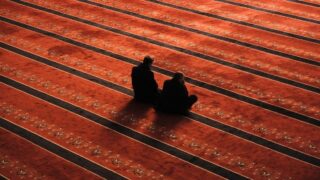 المسلم والجلوس في المسجد والدعاء وطلب الحمه والغفران من الله عز وجل
