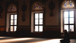 رجل يجلس في المسجد يدعو ربه