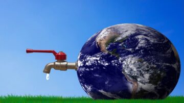 صورة كوكب الأرض مع صنبور مياه أحمر ينقط الماء، الموضوع يعكس أهمية الحفاظ على المياه والبيئة. السماء زرقاء والخلفية تحتوي على عشب أخضر.