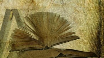 كتاب مفتوح مع صفحات متطايرة على خلفية قديمة، تعكس جماليات الأدب والقراءة.