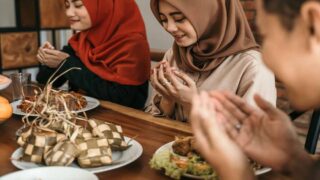 المسلمون وقت الإفطار يدعون الله