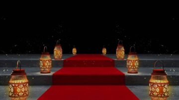 سجادة حمراء تتوسط ممر مظلم، محاطة بفوانيس ذهبية مضيئة. الأضواء تتلألأ حول الفوانيس، مما يخلق أجواء احتفالية ساحرة.