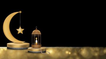 خلفية سوداء مع هلال ذهبي يتدلى منه نجم، وفوانيس ذهبية تحمل شمعة مضاءة، مع تأثيرات بريق ناعمة، تعكس أجواء رمضانية ساحرة.