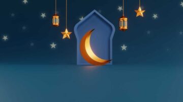 خلفية رمضانية زرقاء تحتوي على هلال ذهبي يتوسط قوسًا مزخرفًا، مع مصابيح ذهبية ونجوم متلألئة تتدلى في السماء.