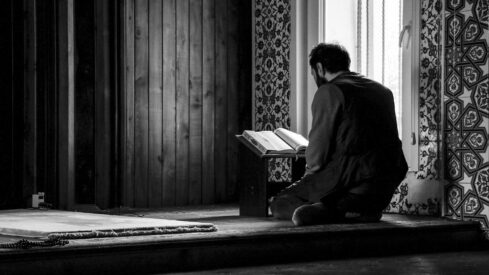 رجل يقرأ القرآن الكريم