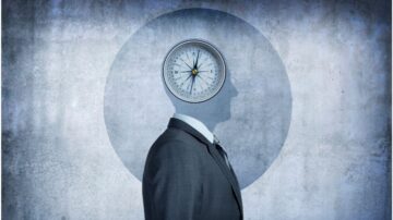 شخص يرتدي بدلة مع رأس يشبه الساعة، يظهر في خلفية رمادية، مما يرمز إلى التفكير والتوجيه. الصورة تعبر عن مفهوم العقل والقرارات.