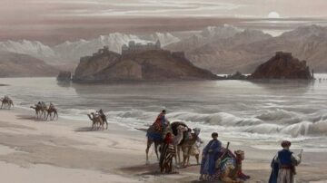 منظر ساحلي يجسد مجموعة من الجمال على الشاطئ، مع أشخاص يرتدون أزياء تقليدية. تظهر الجبال في الخلفية تحت ضوء الشمس الغاربة، بينما تلامس الأمواج الشاطئ. تعكس اللوحة الحياة اليومية والثقافة في المنطقة.