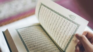 يقرأ قرآن (2)