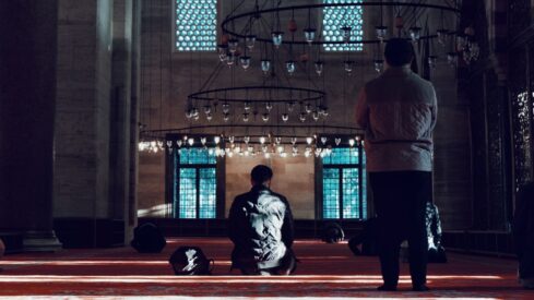 مصلون في المسجد
