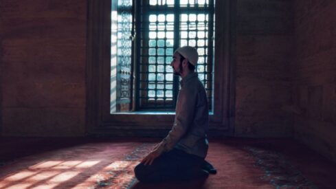 مسلم يصلي لله