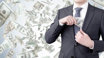 رجل يرتدي بدلة رسمية يضع أموالًا نقدية في جيبه بينما تتطاير أوراق الدولار من حوله، مما يعكس مفهوم الثروة والنجاح المالي.