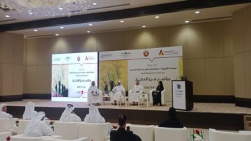 مؤتمر يناقش تعزيز الابتكار في التعليم، بحضور عدد من المتحدثين الرئيسيين، مع وجود جمهور في قاعة مؤتمرات أنيقة. تتضمن الخلفية شعارات المنظمات المشاركة، مما يعكس التعاون بين الجهات المختلفة في تطوير استراتيجيات تعليمية جديدة.