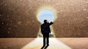 رجل يرتدي بدلة يقف أمام فتحة على شكل مفتاح، ينظر إلى منظر خارجي يعكس آفاق جديدة وفرص. الجدار الذي أمامه يبدو خشنًا، مما يبرز التباين بين الداخل والخارج. تعبر الصورة عن التفكير والتأمل في خيارات الحياة.