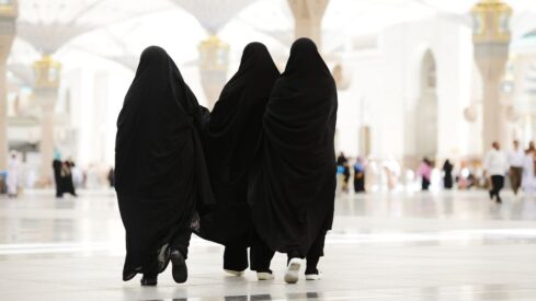 ثلاث نساء في ساحات المسجد النبوي