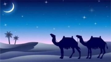 صورة ليل صحراوي يتضمن جملين في المقدمة تحت سماء مرصعة بالنجوم وتضيء فيها هلال القمر. تظهر في الخلفية كثبان رملية وأشجار نخيل، مما يخلق مشهدًا هادئًا وجميلًا.