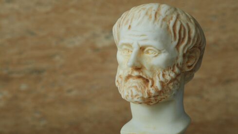 تمثال للفيلسوف اليوناني القديم أرسطو