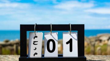 عداد رقمي يعرض الرقم 01 أمام منظر طبيعي جميل مع سماء زرقاء وغيوم.