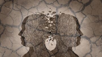 صورة توضح ظلال وجهين بشريين متقابلين، تتفتت وتتحلل على خلفية من الأرض المتشققة، تعكس موضوع الانفصال أو الانهيار النفسي.