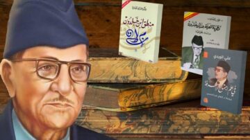 صورة لرجل مسن يرتدي قبعة، يظهر في الخلفية مجموعة من الكتب العربية ذات أغلفة ملونة. الكتب تتناول مواضيع أدبية وثقافية. التركيز على شخصية بارزة في الأدب العربي مع تعبير وجه يعكس الحكمة والذكاء.