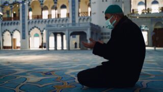 رجل في المسجد-دعاء