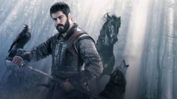 رجل محارب في غابة ضبابية، يحمل سلاحًا ويظهر بجانبه حصان، نسر، وذئب. تعكس الصورة أجواء المغامرة والتاريخ، مع تفاصيل دقيقة في الملابس والأسلحة.