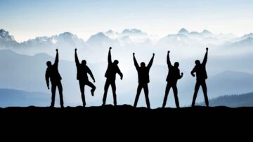 مجموعة من الأشخاص يقفون في صف واحد، يرفعون أذرعهم في الهواء بإشارة النصر، مع خلفية جبال مغطاة بالثلوج وأفق ضبابي.