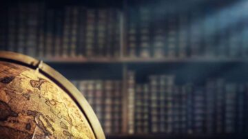 ج globe قديم يوضح تفاصيل دقيقة على سطحه، مع خلفية تحتوي على رفوف مليئة بالكتب القديمة. أشعة ضوء تتسلل عبر الغرفة، مما يضيف جوًا دراميًا ومثيرًا للاهتمام.