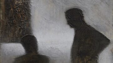 لوحة فنية تعبر عن ظلال شخصين يتحدثان، حيث تتداخل الألوان الداكنة مع خلفية فاتحة، مما يخلق جوًا من الغموض والتواصل العاطفي.