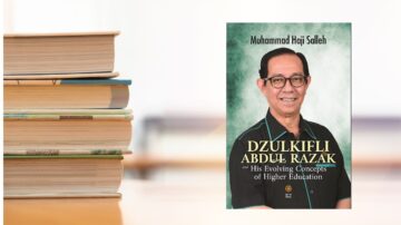 غلاف كتاب "دزلفيلي عبد الرزاق ومفاهيمه المتطورة في التعليم العالي" لمحمد حاجي Salleh، مع مجموعة من الكتب المكدسة في الخلفية.