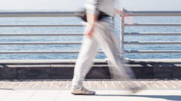 صورة لرجل يتريض ويتمشى على النيل