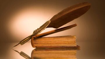 كتاب قديم مع قلم ريش، يتواجد فوقه، بتصميم جميل مع إضاءة دافئة تعكس التراث الأدبي.