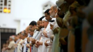مسلمون يؤدون الصلاة في جماعة