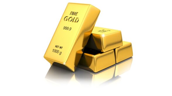 سبائك ذهبية مصقولة، واحدة كبيرة وأخرى أصغر، تظهر على خلفية بيضاء. السبيكة الكبيرة تحمل ختم "ذهب نقي 999.9" و"الوزن الصافي 1000 جرام". تعكس السبيكة الضوء، مما يبرز لمعانها وثراء لونها الذهبي.