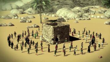 صورة ثلاثية الأبعاد لمجموعة كبيرة من الأشخاص حول مبنى مربع من الحجر في منظر صحراوي. تظهر أشجار النخيل وصخور كبيرة في الخلفية، مما يخلق أجواء تاريخية. تسلط الصورة الضوء على تجمع اجتماعي أو ديني في بيئة قاحلة.