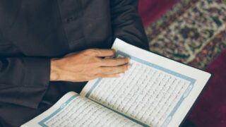 المسلم يقرأ من القرأن الكريم