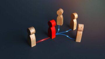 تمثيل رمزي لمجموعة من الأشخاص الخشبيين، حيث يتوسطهم شخصية حمراء متصلة بخطوط ملونة، مما يرمز إلى التواصل أو الشبكات الاجتماعية.