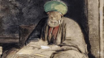 رجل مسن يرتدي عمامة خضراء وثوباً تقليدياً، يجلس مع مجموعة من الأوراق أمامه. تعبير وجهه يظهر التركيز والاهتمام. خلفية الصورة مظلمة، مما يبرز تفاصيل الشخصية.