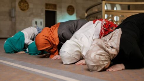 المسلمات تقيم الصلاة في جماعة