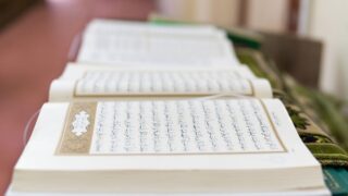 القرآن يطاف ويطوف