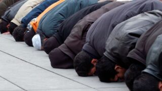 المسلمون يؤدون الصلاة