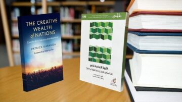 صورة تظهر كتابين على طاولة: كتاب "ثروة الأمم الإبداعية" من تأليف باتريك كاباندا، وكتاب باللغة العربية بعنوان "هل النظام الغذائي الجيد يحسن الصحة النفسية؟"، مع مجموعة من الكتب الأخرى في الخلفية.