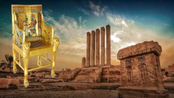 كرسي فرعوني ذهبي مزخرف يجلس أمام معالم أثرية قديمة، مع أعمدة ضخمة وصخور محفورة، تحت سماء غائمة تضيئها أشعة الشمس.