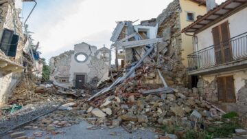 دمار هائل لمبانٍ في منطقة بعد زلزال، تظهر الحجارة المكسورة والأنقاض متراكمة، مع جدران مهدمة وأجزاء من الأسطح المتساقطة، تعكس آثار الكارثة الطبيعية.