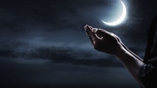 مسلم يدعو ربه في اليل وظهور القمر في السماء