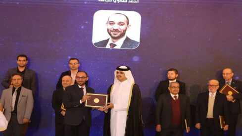 أحمد شكري مجاهد يتسلم جائزة الشيخ حمد للترجمة