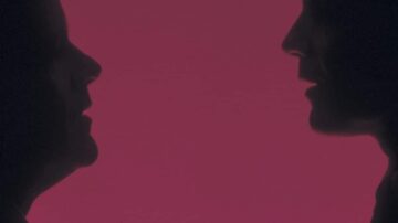 صورة ظلية لرجلين يتحدثان، مع خلفية وردية داكنة. تعكس الوجوه تفاعلاً عاطفياً أو حوارًا. تعزز الألوان الدافئة من الإحساس بالحميمية والترابط.