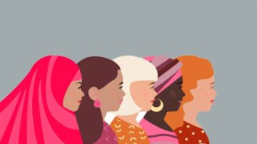 نساء من خلفيات ثقافية متنوعة يتعاون في صورة جمالية، مع تعبيرات مختلفة وأزياء تقليدية وحديثة، تعكس التنوع والاندماج.