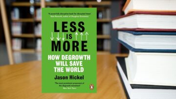 غلاف كتاب "الأقل هو الأكثر" لجيسون هيكل، يتحدث عن مفهوم الانكماش وكيف يمكن أن ينقذ العالم. الغلاف بلون أخضر زاهي مع نصوص باللون الأبيض والأسود. في الخلفية، تظهر كتب مرتبة بشكل جميل.