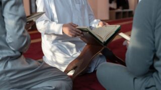المسلمون يتلون كتاب الله في المسجد